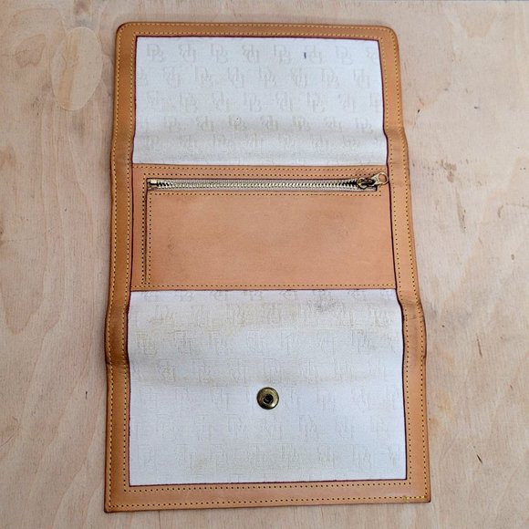 Dooney & Bourke Signature Monogram Tri Fold Wallet Cream Canvas Tan Leather Trim - Picture 9 of 14
